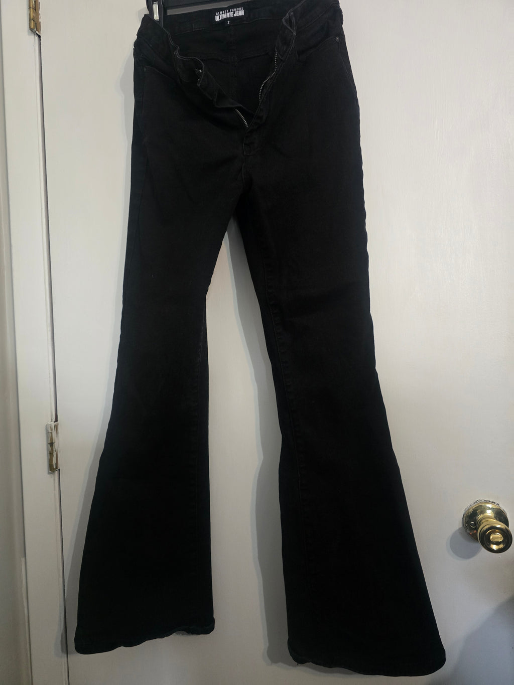 Almost Famous Ultimate Jean Women’s Black Jeans Size 2